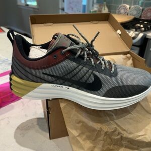 Nike Lunar Roam SE in Light Army and Black